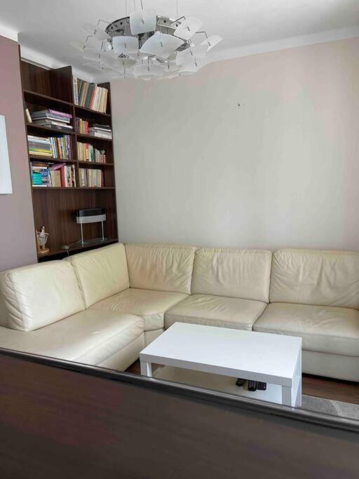 Priestranny 3 Izb. Apartman V Centre S Parkovanim. Apartment Banska Bystrica Bagian luar foto