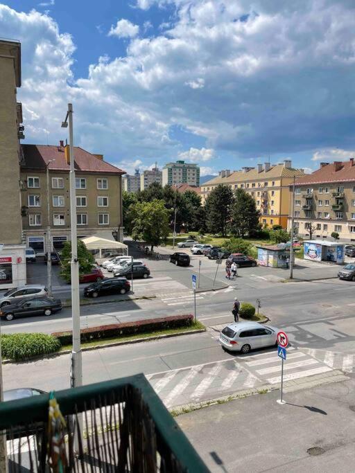 Priestranny 3 Izb. Apartman V Centre S Parkovanim. Apartment Banska Bystrica Bagian luar foto