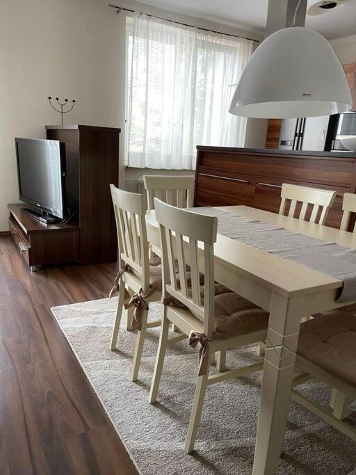 Priestranny 3 Izb. Apartman V Centre S Parkovanim. Apartment Banska Bystrica Bagian luar foto